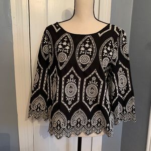 GAP BLACK EMBROIDERED TOP